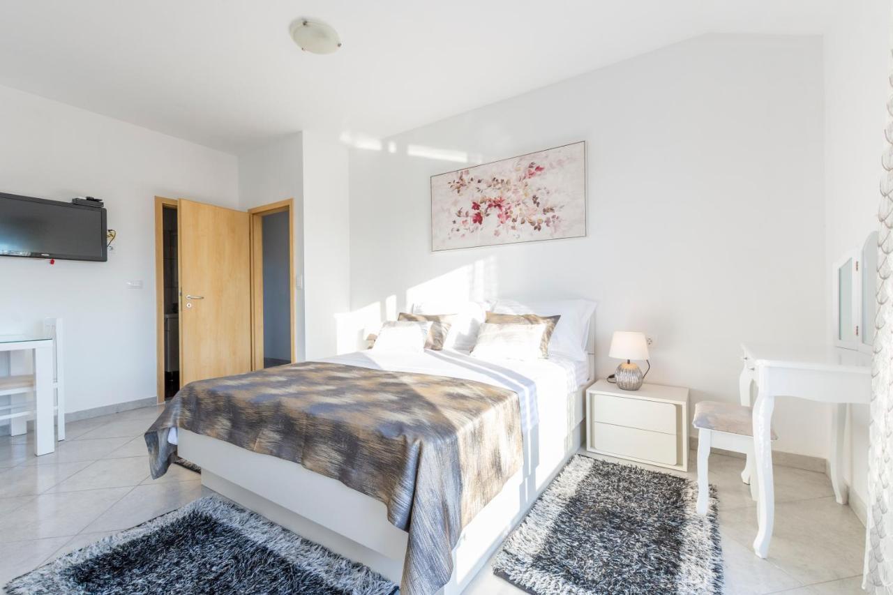Villa Spark With Heated Pool In Rogoznica Zečevo Exteriör bild